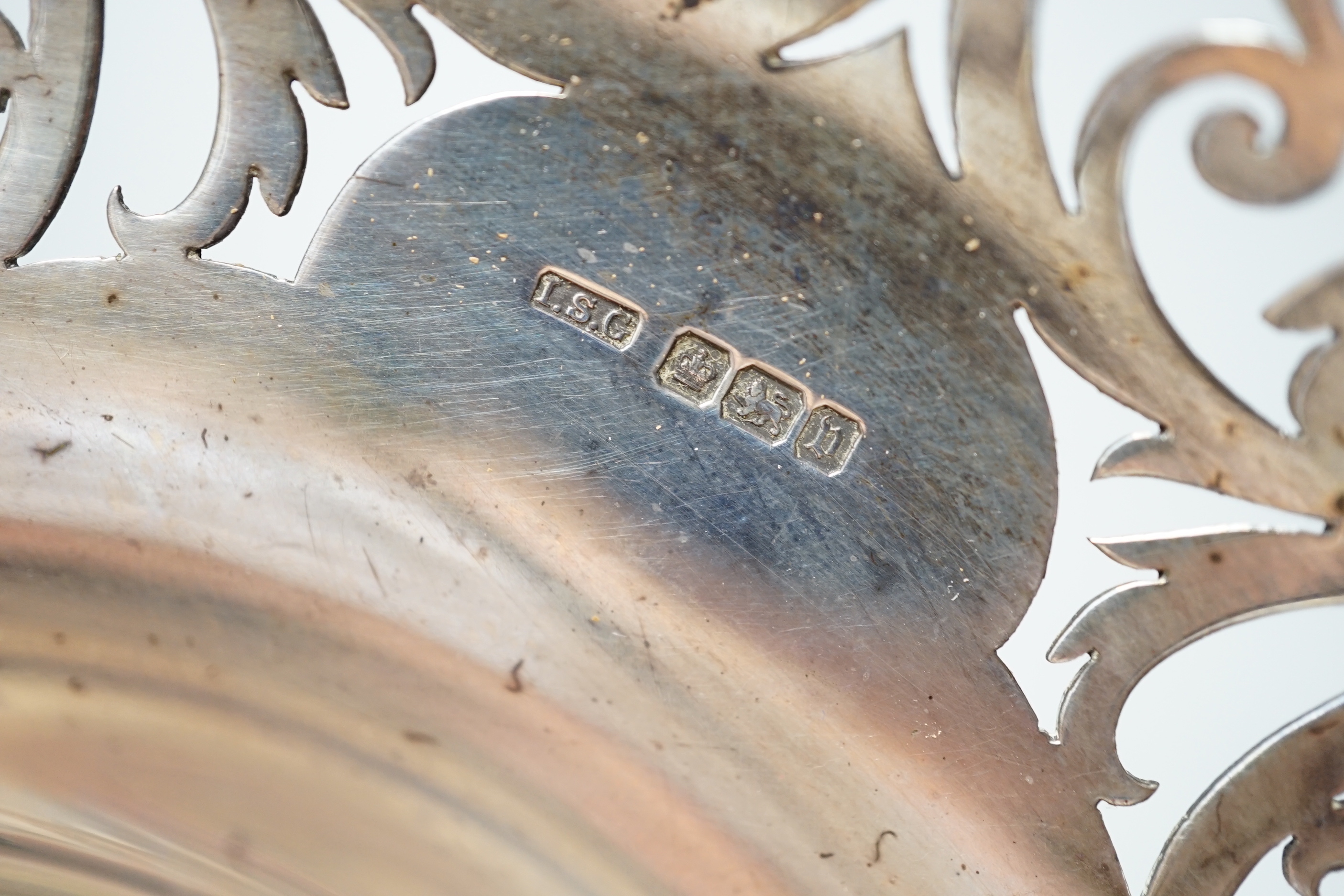 A George V pierced silver pedestal fruit bowl, I.S. Greenburg & Co, Sheffield, 1913, diameter 24.6cm, 21.6oz.